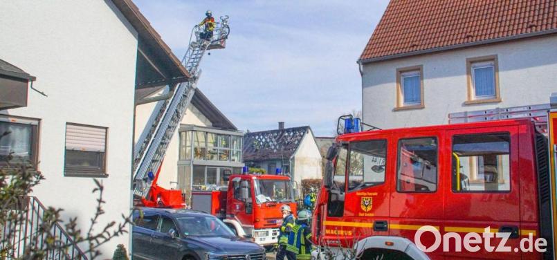 Einsatzkräfte der Feuerwehr löschen den Brand in einem Einfamilienhaus. Bild: Einsatz-Report24/dpa