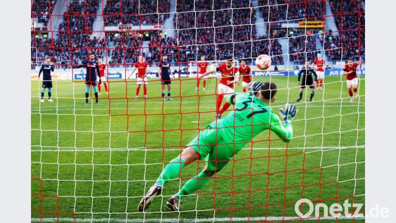 Vincenzo Grifo schießt Freiburg per Elfmeter in Führung. Bild: Philipp von Ditfurth/dpa