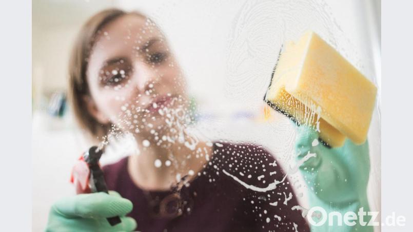 Ein Frau putzt. Ein Putzmittelstudie warnt vor Atemwegsbelastungen durch Schadstoffpartikel beim Putzen. Bild: Franziska Gabbert/dpa-Zentralbild/dpa