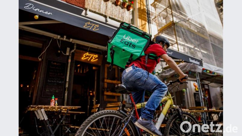 Ein Fahrer für Uber Eats unterwegs in Berlin Friedrichshain. Bild: Carsten Koall/dpa