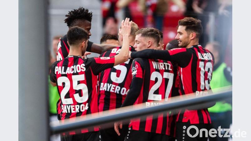 Die Leverkusener Spieler jubeln nach dem Treffer zum 2:0. Bild: Marius Becker/dpa