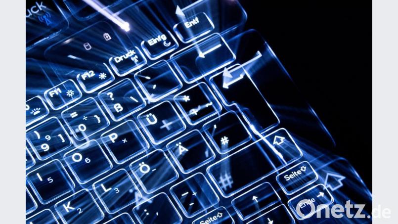 Tasten einer beleuchteten Tastatur. Bild: Sebastian Gollnow/dpa