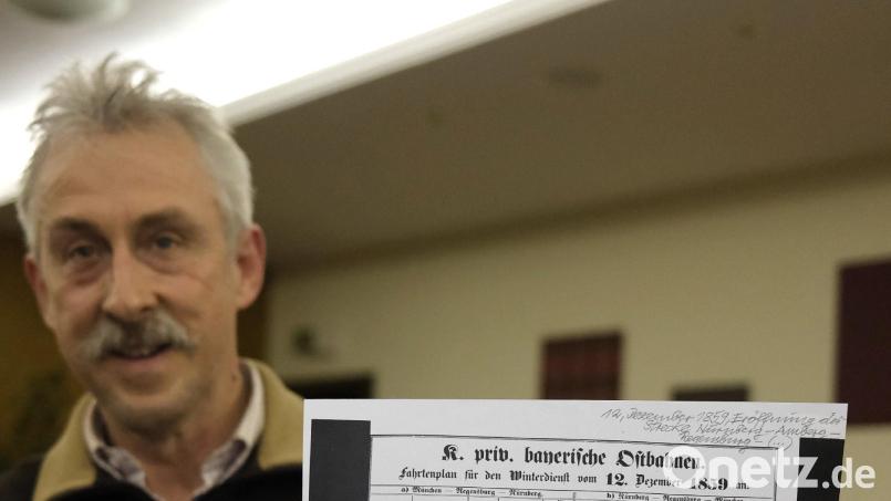 Gerhard Peter zeigt einen Fahrplan aus dem Jahre 1859. In einem Arbeitskreis beschäftigt sich der Vorsitzende des Heimat- und Verschönerungsvereins mit der Geschichte des Bahnhofs Schwarzenfeld. Bild: Hirsch