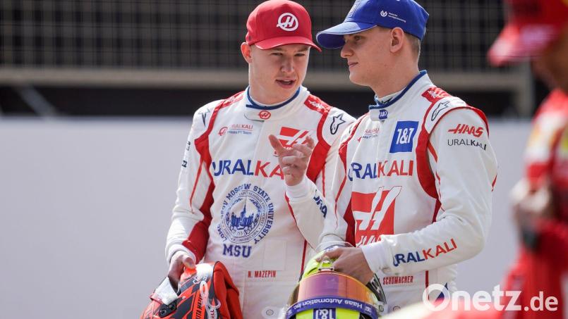 Das Formel-1-Team Haas trennt sich vom Piloten Nikita Masepin aus Russland (l), hier im Gespräch mit Mick Schumacher. Bild: James Gasperotti/ZUMA Wire/dpa