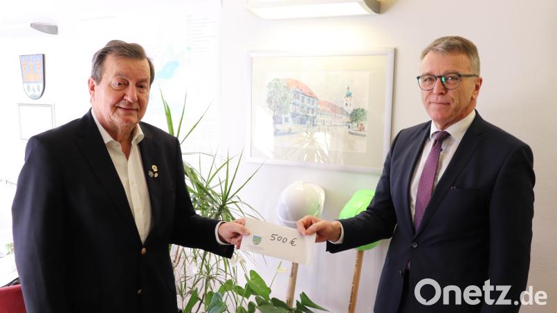 Franz Stahl (rechts) bei der Übergabe der Spende an Franz Göhl. Bild: Stadt Tirschenreuth/exb