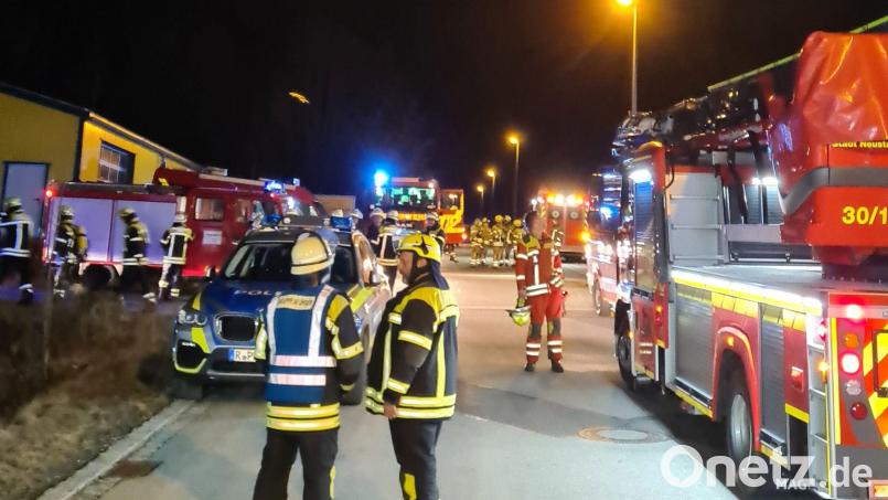 Sieben Feuerwehr rückten am Samstagabend aus, um einen vermeintlichen Großbrand einer Lagerhalle in Neustadt/WN zu löschen. Doch zum Glück war alles halb so schlimm. Bild: exb/Feuerwehr Neustadt
