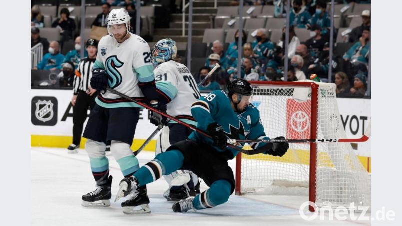 Seattle Kraken-Verteidiger Carson Soucy (l) in Aktion mit San Jose Sharks-Center Tomas Hertl (M). Bild: Josie Lepe/FR171606 AP/dpa