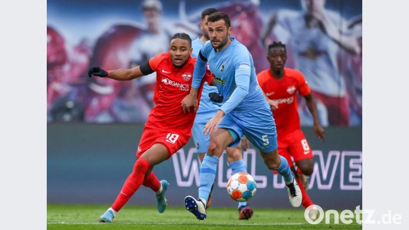 Leipzigs Christopher Nkunku (l) und Freiburgs Manuel Gulde im Duell. Bild: Jan Woitas/dpa-Zentralbild/dpa