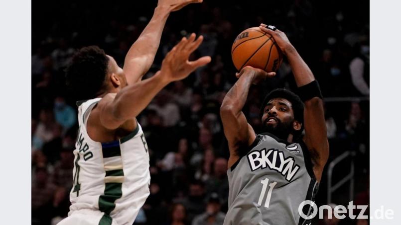 Kyrie Irving (r) von den Brooklyn Nets in Aktion mit Giannis Antetokounmpo von den Milwaukee Bucks. Bild: Morry Gash/AP/dpa