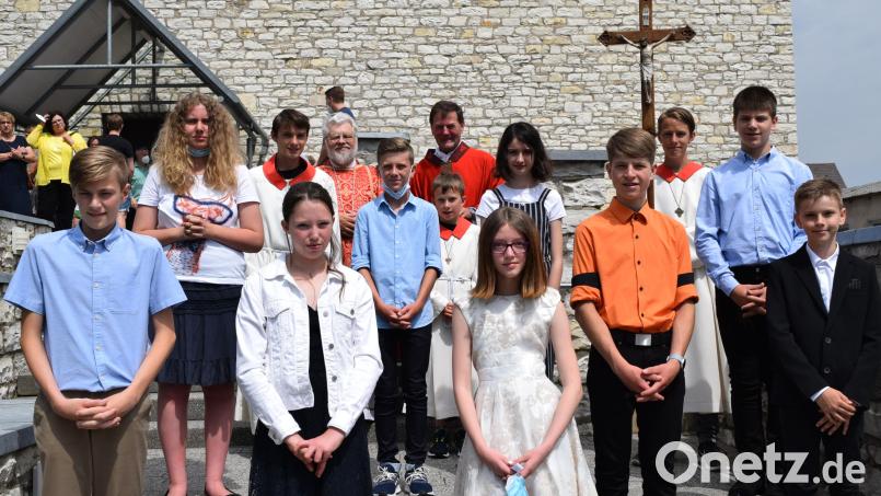 Archimandrit Dr. Andreas Thiermeyer (hinten, Dritter von links, als Firmspender für neun junge Christen aus Königstein und Edelsfeld im Juni 2021) sammelt Spenden für Menschen, die vom Krieg in der Ukraine betroffen sind. Archivbild: wfe