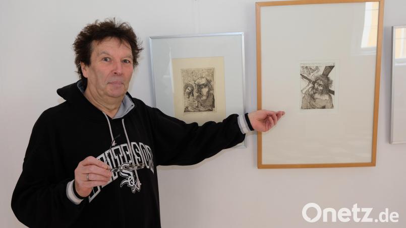 Künstler Stephan Klenner-Otto bei der Vorbereitung der Ausstellung im Kloster Speinshart zum Thema "Der inszenierte Tod" Bild: do