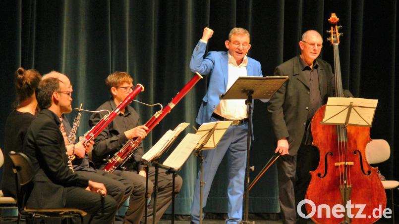 Ein "Sommernachtstraum" der besonderen Art: Dominique Horwitz und das Arte Ensemble begeistern in der Max-Reger-Halle. Bild: stg