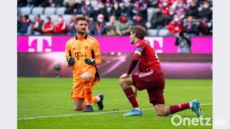 Thomas Müller (r) und Torwart Sven Ulreich von Bayern München knien nach dem Eigentor von Müller auf dem Rasen. Bild: Sven Hoppe/dpa