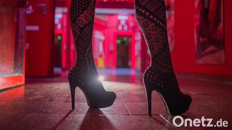 Eine Frau steht im Eingangsbereich einer Animierbar und eines Bordells. Die Ausübung der Prostitution ist in Bayern in Gemeinden unter 30000 Einwohnern verboten. Die Polizei hat in den vergangenen Monaten in Schwandorf mehrere Fälle aufgedeckt, zuletzt am Karfreitag. Bild: Andreas Arnold/dpa