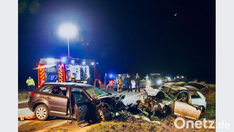 Bei einem Frontalzusammenstoß in Unna sind am Samstag drei Menschen gestorben. Bild: Andreas Dunker/dpa