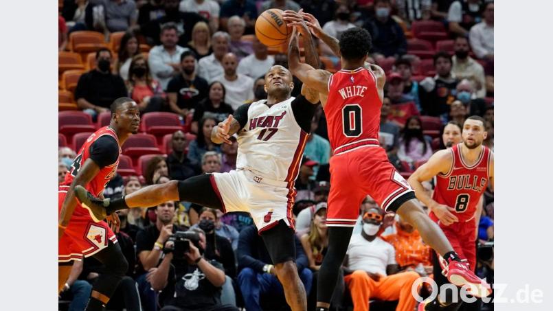 P.J. Tucker (M, l) von Miami Heat und Coby White von Chicago Bulls kämpfen in der ersten Halbzeit um dem Ball. Bild: Marta Lavandier/AP/dpa