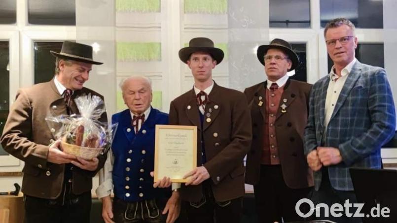 Emil Engelhardt wurde eine besondere Ehrung zuteil (von links): Zweiter Vorsitzender Gaston Lottner, Ehrenvorsitzender Emil Engelhardt, Vorsitzender Michael Meier, Gauvorsitzender Peter Fink und Bürgermeister Hermann Falk. Bild: u