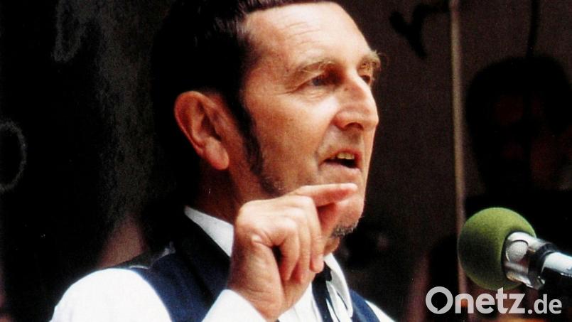 Der Sepp Müller Anderl in offizieller Mission, am Mikrofon. Bild: sh