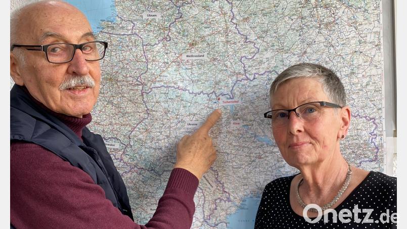 Josef und Angelika Ziegler zeigen auf die Standorte der Partnerkrankenhäuser. Bild: Völkl