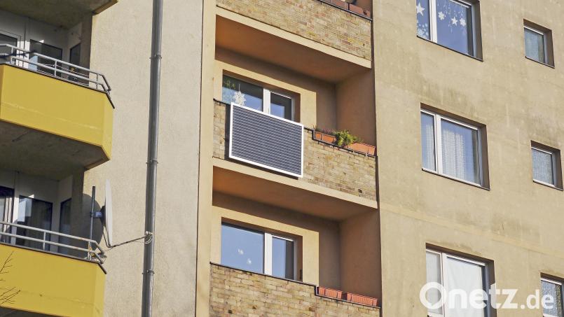 Wegen einer Photovoltaikanlage auf einem Balkon sind sich Nachbarn in einer Stadt im Landkreis Wunsiedel in die Haare geraten. Die Kläger finden, sie verunstalte die Fassade. Dem wollte der Richter nicht zustimmen. Symbolbild: indielux/picture alliance/exb