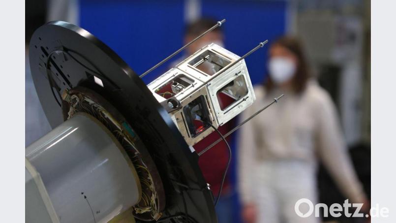 Eine Ingenieursmodell eines Kleinsatelliten im Zentrum für Telematik in Würzburg. Bild: Karl-Josef Hildenbrand/dpa