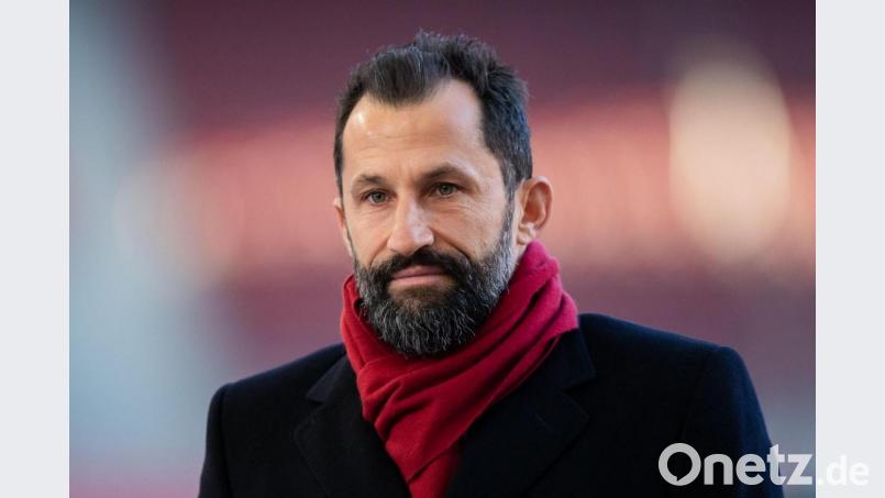 Bayern-Sportvorstand Hasan Salihamidzic steht vor einem Spiel im Stadion. Bild: Tom Weller/dpa/Archivbild