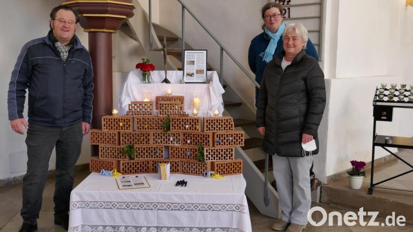 Über erste Gebetszettel in der Klagemauer in der St.-Georgskirche freuen sich Thomas Pirner, Manuela Trautmann-Deinzer und Anita Dehling vom evangelischen Kirchenvorstand. Bild: wku