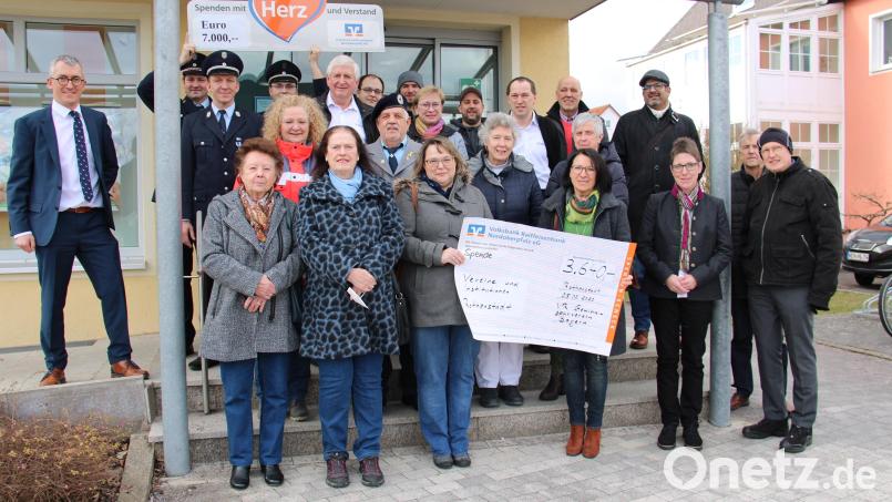 Vertreter von 13 Rothenstädter Vereinen und gemeinnützigen Einrichtungen erhielten insgesamt 3640 Euro an Spenden aus dem Gewinnspartopf der Filiale der Volksbank Raiffeisenbank Nordoberpfalz eG. Geschäftsstellenleiter Peter Gmeiner (links) übergab symbolisch einen Scheck. Bild: prh