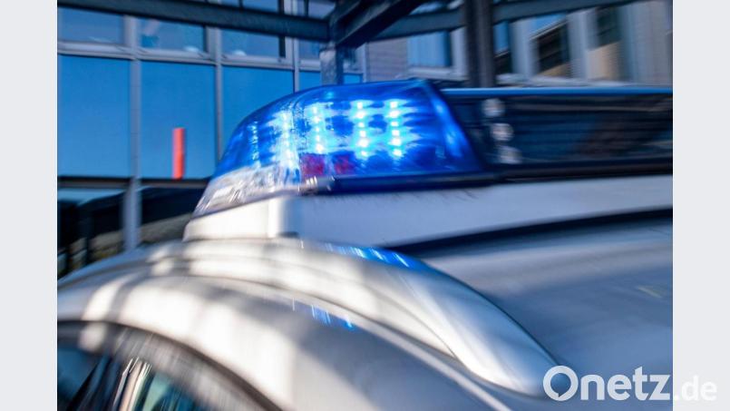 Ein Blaulicht leuchtet auf dem Dach eines Polizeiwagens. Bild: David Inderlied/dpa/Symbolbild