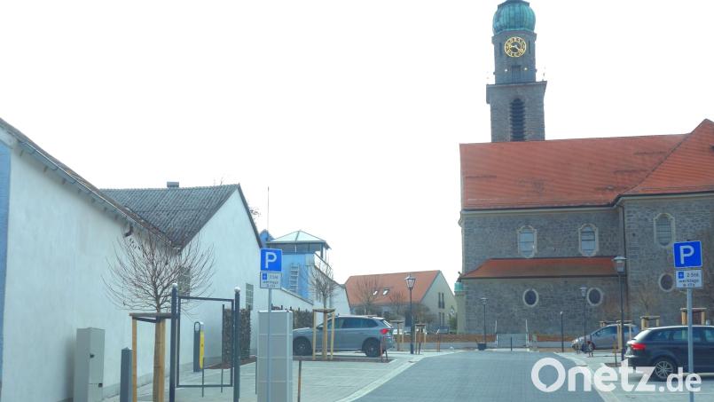 Der neue Parkplatz auf dem Gelände der ehemaligen Brauerei Würschinger ist so gut wie fertiggestellt. Die Ladesäulen (links) gingen bereits in Betrieb. Einzig die Radwege-Tafel in unmittelbarer Nähe steht noch aus. Bild: fjo