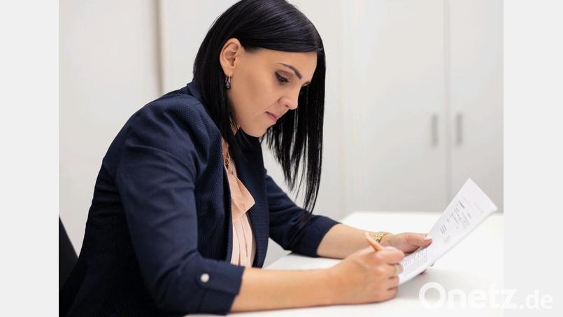 Alla Scharnagl leitet ihr Dolmetscherbüro von ihrem Büro in Wiesau aus. Sie ist aber auch viel im Einsatz für die Kriminal- und Bundespolizei oder in Amtsgerichten sowie zum Übersetzen bei Sprachproblemen mit Migranten. Bild: Foto Hummer