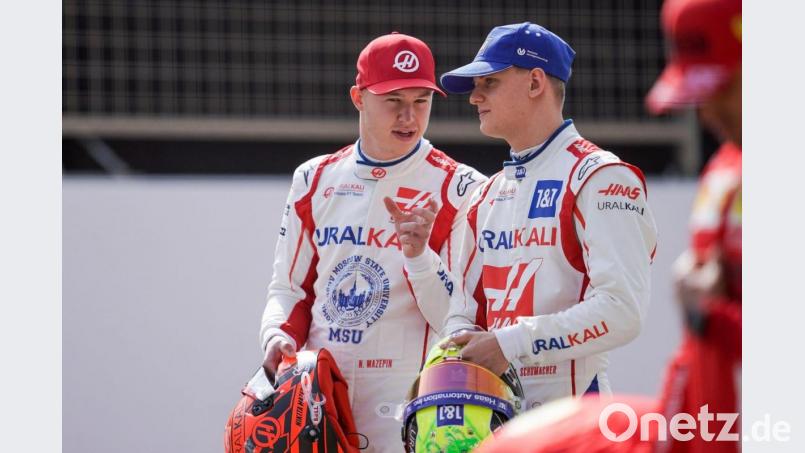 Mick Schumacher (r) im Gespräch mit seinem russischen Teamkollegen Nikita Masepin. Bild: James Gasperotti/ZUMA Wire/dpa