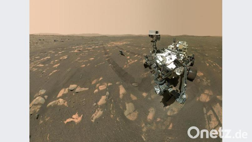 US-Rover „Perseverance“ (r) neben dem Mini-Hubschrauber „Ingenuity“ (M) auf dem Mars. Die Nasa unterstützt besondere Projekte, um den Weltraum weiter zu erkunden. Bild: --/NASA/JPL-Caltech/MSSS/dpa