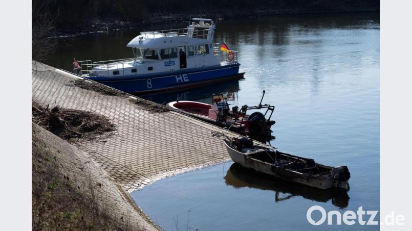 Beim Brand eines Motorbootes am Sonntagmorgen im Rheinhafen von Wiesbaden-Schierstein ist ein siebenjähriges Mädchen ums Leben gekommen. Bild: Marvin Filipovic/5vision.media/dpa