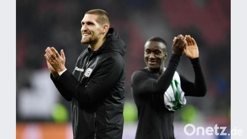 Leverkusens Robert Andrich (l) und Moussa Diaby jubeln. Bild: Marius Becker/dpa/Archivbild
