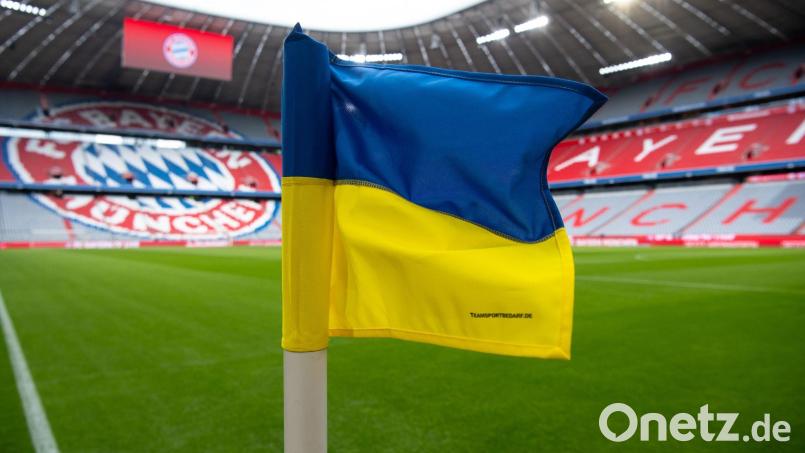 Die Flagge der Ukraine weht als Eckfahne vor dem Spiel in der Arena. Bild: Sven Hoppe/dpa