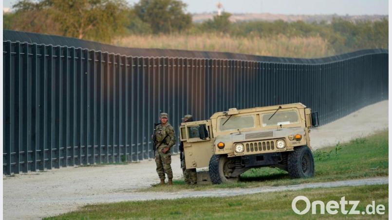 Bewaffnete Nationalgardisten stehen neben einem Militärfahrzeug in der US-Grenzstadt Del Rio. (Archivbild) Bild: Eric Gay/AP/dpa