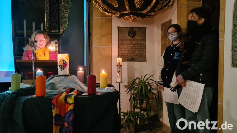 Aus der evangelischen und katholischen Pfarrei lasen Frauen die Texte der Weltgebetstagsordnung 2022 und entzündeten jeweils Kerzen für Frieden, Licht und Hoffnung. Bild: sei