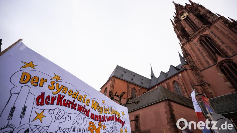 Zur ersten Synodalen Versammlung Ende Januar 2020 demonstrierten Frauen vor dem Frankfurter Dom. Auf ihrem Protestbanner nahmen sie den Vatikan ins Visier: &quot;Der synodale Weg ist lang, . der Kurie wird angst und bang&quot; . Archivbild: Andreas Arnold