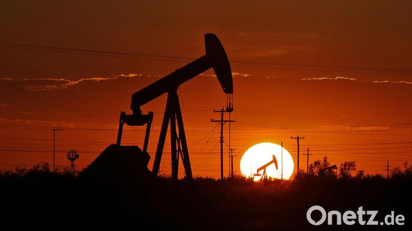 Ein Pumpe in einem Ölfeld. Die USA wollen ein Verbot der Einfuhr von russischem Öl prüfen. Symbolbild: Jacob Ford/Odessa American/dpa