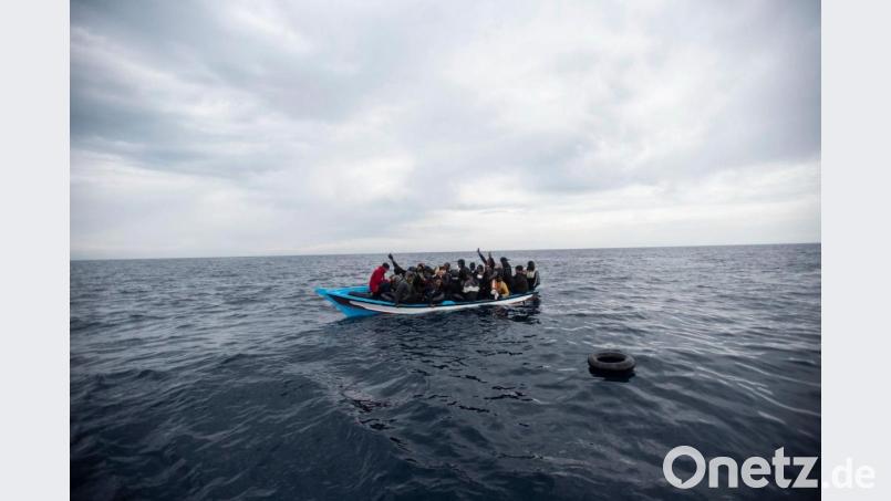Ein Holzboot mit 28 Flüchtlingen aus Afrika und dem Maghreb wird von der Nichtregierungsorganisation Open Arms vor der libyschen Küste im Mittelmeer gerettet (Symbolbild). Bild: Andoni Lubaki/AP/dpa