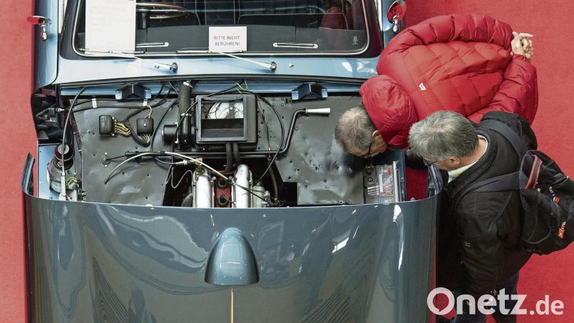 Galantes Hobby, nicht frei von Tücken: Wer in die Welt der Oldtimer einsteigen will, informiert sich besser gut und holt sich im Zweifel kompetente Hilfe. Bild: Fabian Sommer/dpa
