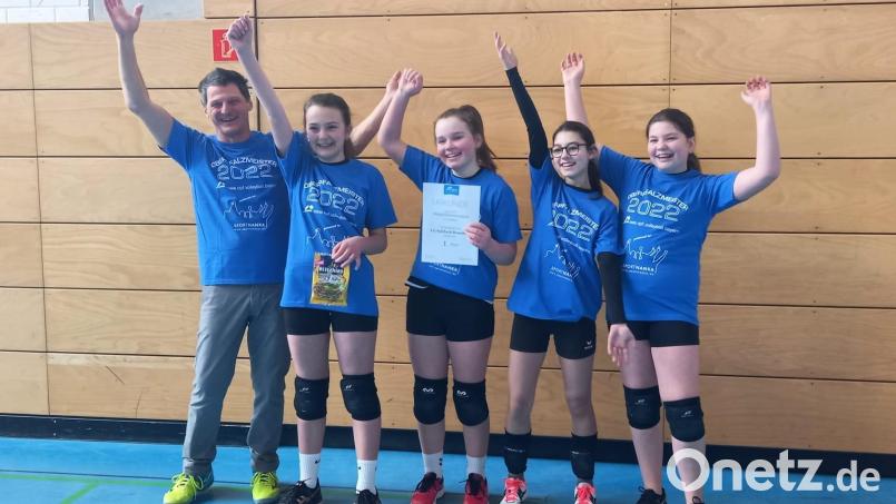 Trainer Bernhard Hirsch freut sich mit seinem Team mit Barbara Scherer, Lotta Franke, Nina Pöllinger und Hannah Bär (von links) über die gewonnene Oberpfalzmeisterschaft. Bild: sba