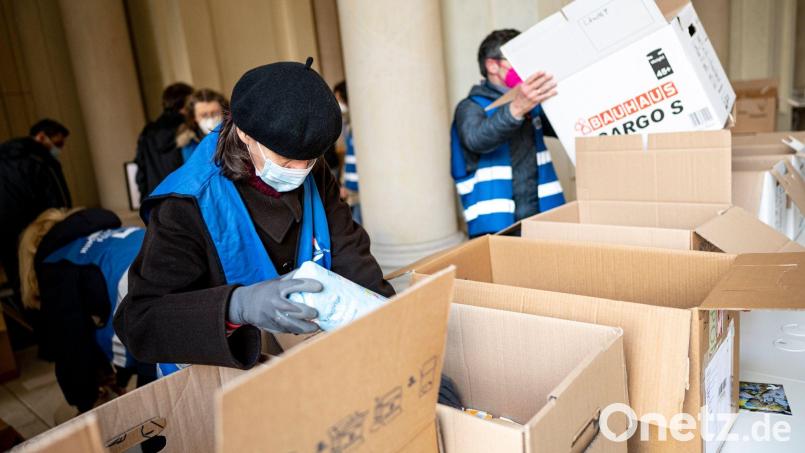 Freiwilige Helfer packen am Berliner Humboldt Forum Hilfsgüter in Kisten. Bild: Fabian Sommer/dpa