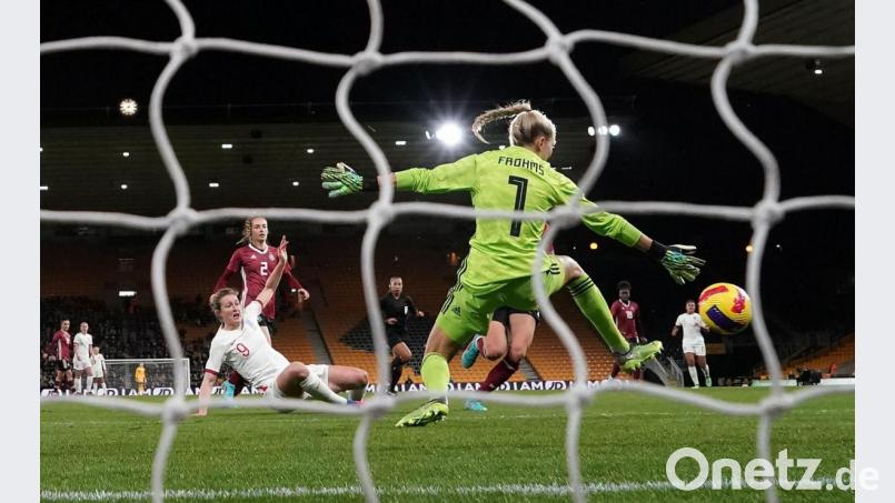 Ellen White (l) aus England trifft zum 1:0 gegen Deutschlands Torhüterin Merle Frohms. Bild: Nick Potts/PA Wire/dpa