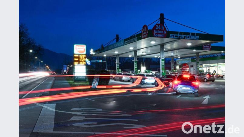 Autos stehen an einer Tankstelle. Bild: Felix Kästle/dpa