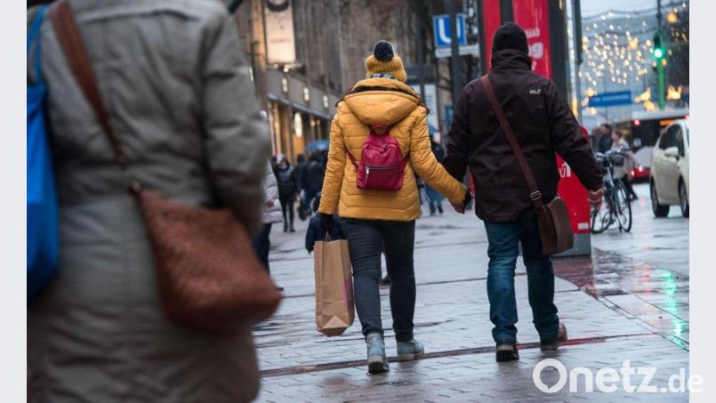 Passanten mit Einkaufstüten in der Innenstadt von Hamburg. Bild: Daniel Bockwoldt/dpa
