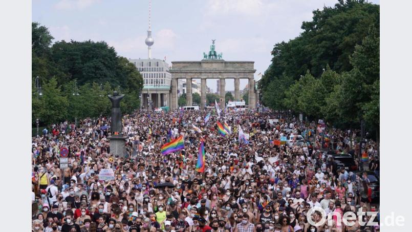 Tausende Menschen nahmen 2021 am Christopher Street Day (CSD) vor dem Brandenburger Tor teil. Bild: Jörg Carstensen/dpa