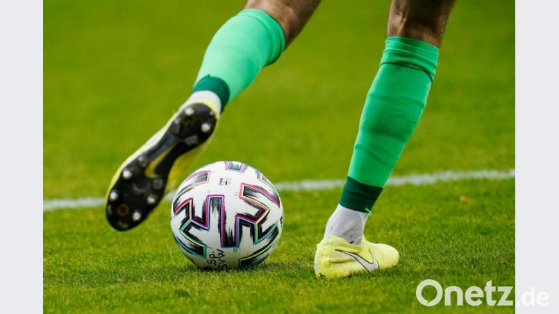 Ein Fußballspieler spielt den Ball. Bild: Uwe Anspach/dpa/Symbolbild