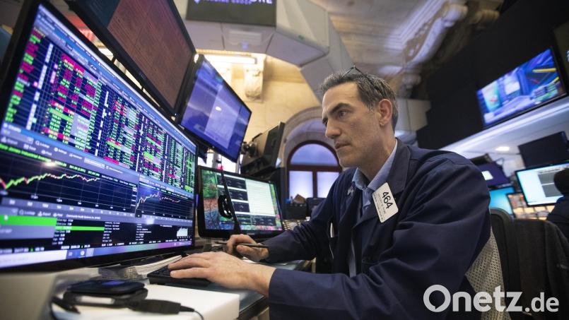 Ein Händler arbeitet an der New Yorker Börse . Symbolbild: Wang Ying